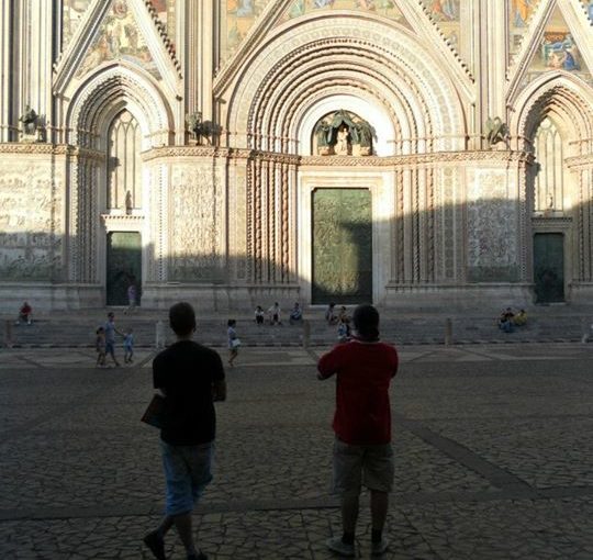 Foto poetica con anche Fabiano di spalle.