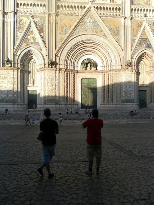 Foto poetica con anche Fabiano di spalle.