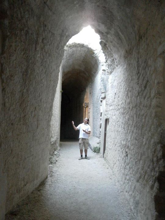 Paga che, a suo dire, fa l'antico romano in un anfiteatro romano a Spoleto.