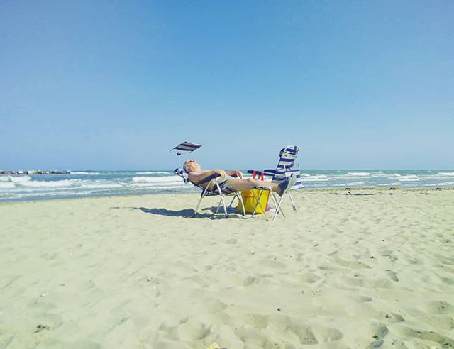 Agosto, moglie mia non ti conosco – A. Campanile, 1930.
§
– Io mi debbo abbronzare e non ho tempo di pensare a Villa!
– Scusi tanto…
-Anzi, giacché è lì mi dica, per favore, se l’omero sinistro è abbastanza nero
-Un po’ meno del destro…
-Maledizione! Non riuscirò, dunque, a ottenere una tinta unita?