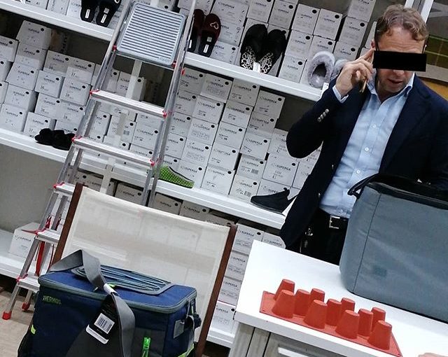 -…il 17 andiamo in Lituania
– (…)
– No, no, a caccia di beccacce
– (…)
– Sì, no, andiamo in furgone, con i cani dietro
– (…)
– Ahaha, sì va bene, ciao, sì, ciao.
#haircut